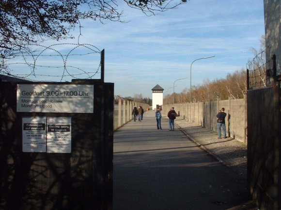 dachau front gate