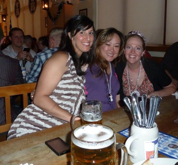 5b1q - Gina, Nancy, & Barbara at the Hofbrauhaus Las Vegas